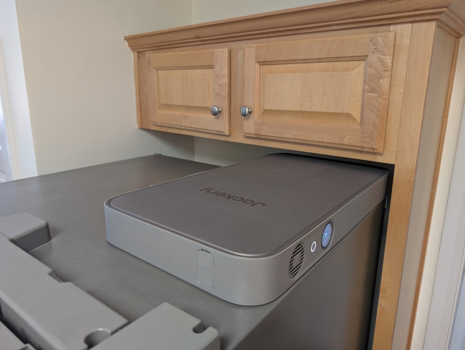 Análise inicial: O Jackery FridgeGuard é uma estação de energia portátil e fina para manter sua geladeira fria