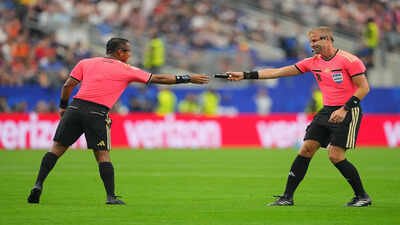 ‘Você tem um emprego’: Estranho erro de arbitragem interrompe a semifinal da Copa do Mundo França x Espanha | Notícias de futebol