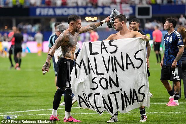 Jogadores argentinos levantam bandeira reivindicando as Ilhas Malvinas depois que a Inglaterra foi expulsa da Copa do Mundo