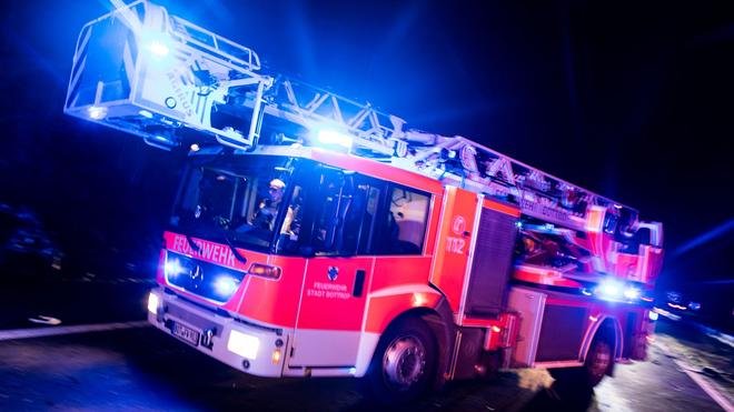 Trabalho noturno: um carro elétrico pega fogo – o corpo de bombeiros resgata a família com uma escada giratória