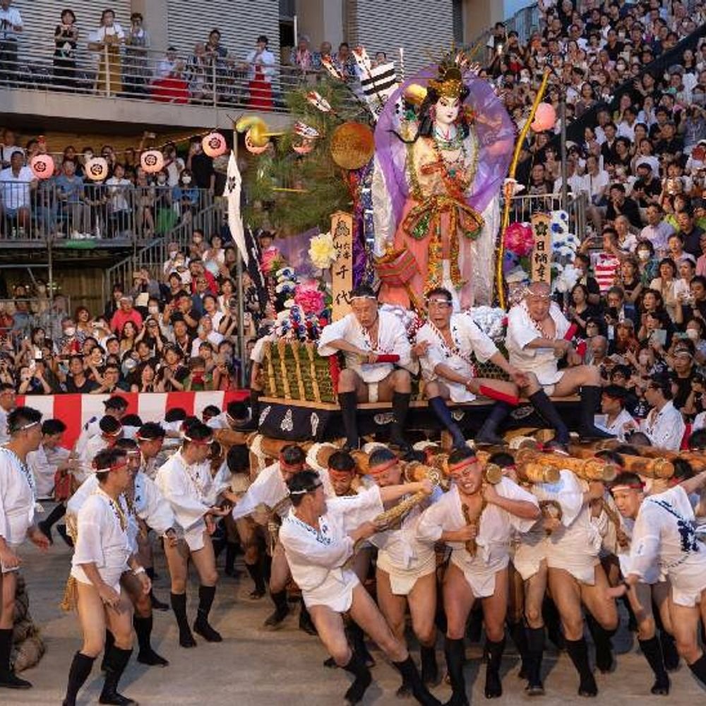 Um festival tradicional de 780 anos no Japão: Jovens corriam carregando 1.000 kg por mesa; 10 mil turistas reunidos