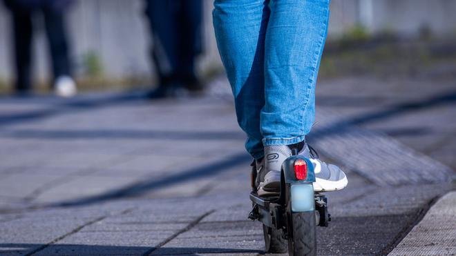 Acidente de trânsito: um menino de 14 anos ficou gravemente ferido em um acidente com uma e-scooter