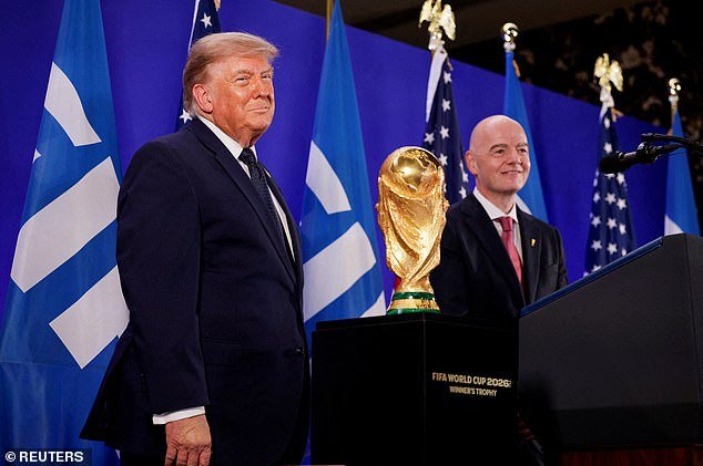 Agora DONALD Trump ataca as habilidades incomuns de Thomas Tuchel: o presidente dos EUA está estranhamente inclinado a bancar o “grande cara” do chefe inglês Harry Kane “na defesa”