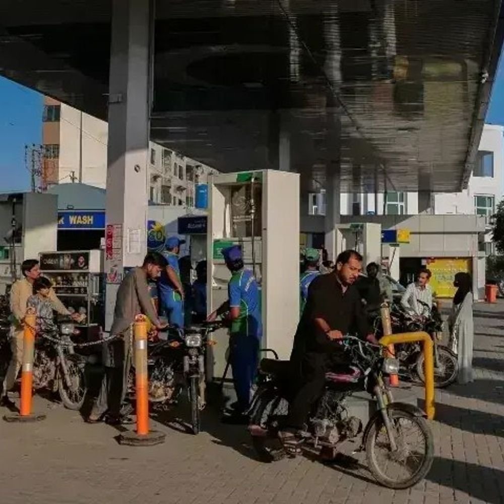No Paquistão, a gasolina custa Rs 5,44 e o diesel Rs 31,05: a gasolina custa Rs 316,15 e o diesel rápido Rs 354,35 por litro. Os novos preços entrarão em vigor a partir de 18 de julho.