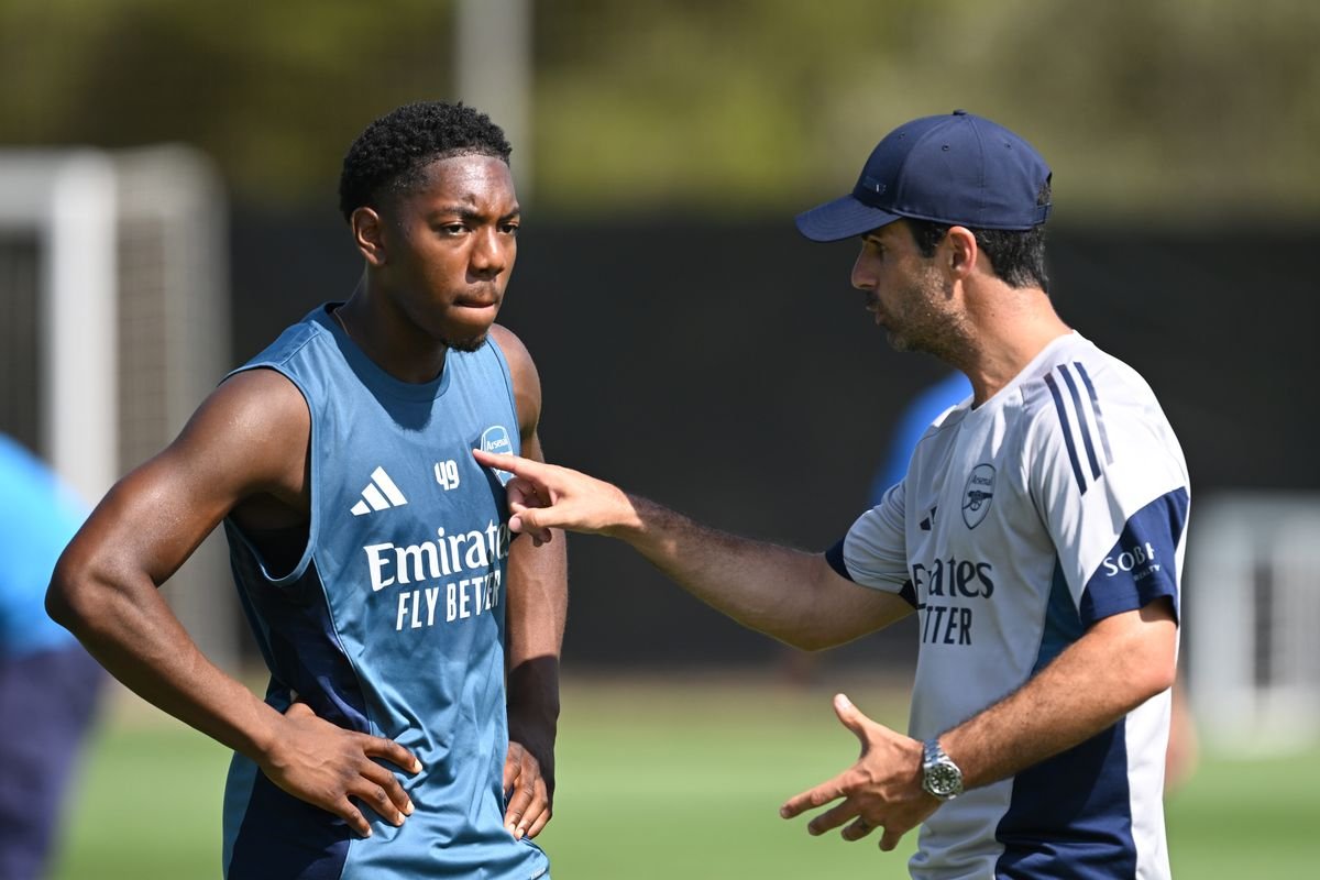 Mikel Arteta dá as boas-vindas aos jogadores do Arsenal na pré-temporada, conforme revelados os planos de verão