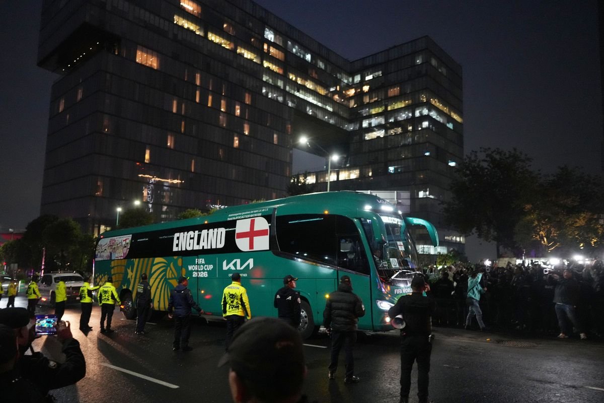 Na chegada ao hotel da Copa do Mundo, os jogadores ingleses foram recebidos com entusiasmo com gritos de “México, México, México”.