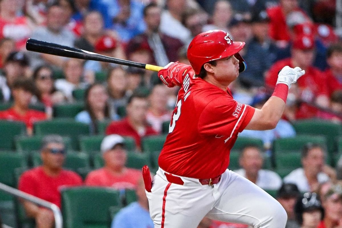 O home run de Jimmy Crooks levou os Cardinals a uma vitória atrasada pela chuva sobre os Braves