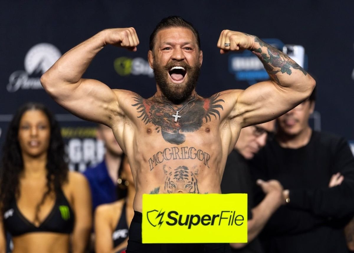 Conor McGregor pesa 170,5 para a luta do UFC 329 contra Max Holloway