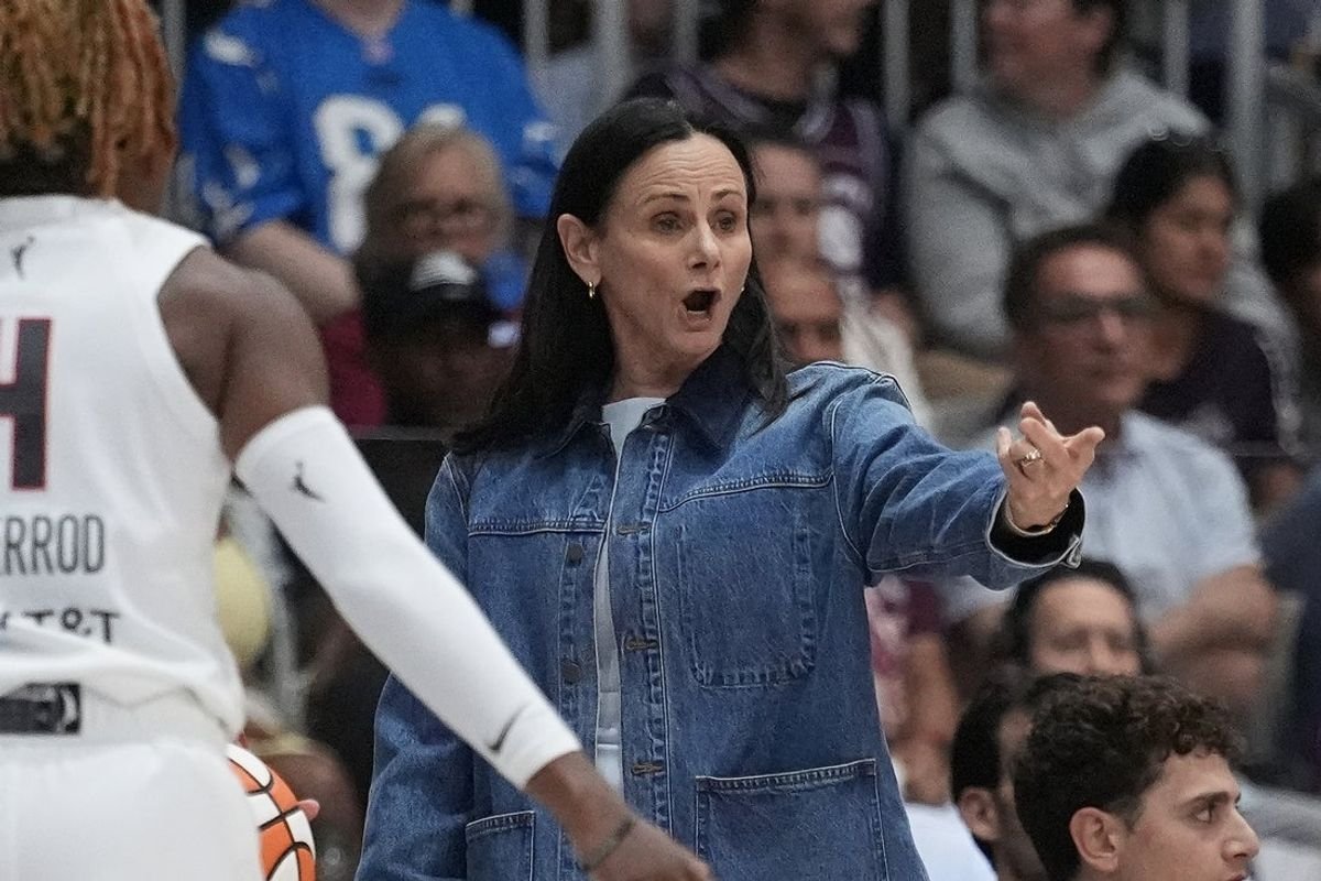 O técnico do Toronto, Sandy Brondello, suspendeu 1 jogo por comentários de Angel Reese