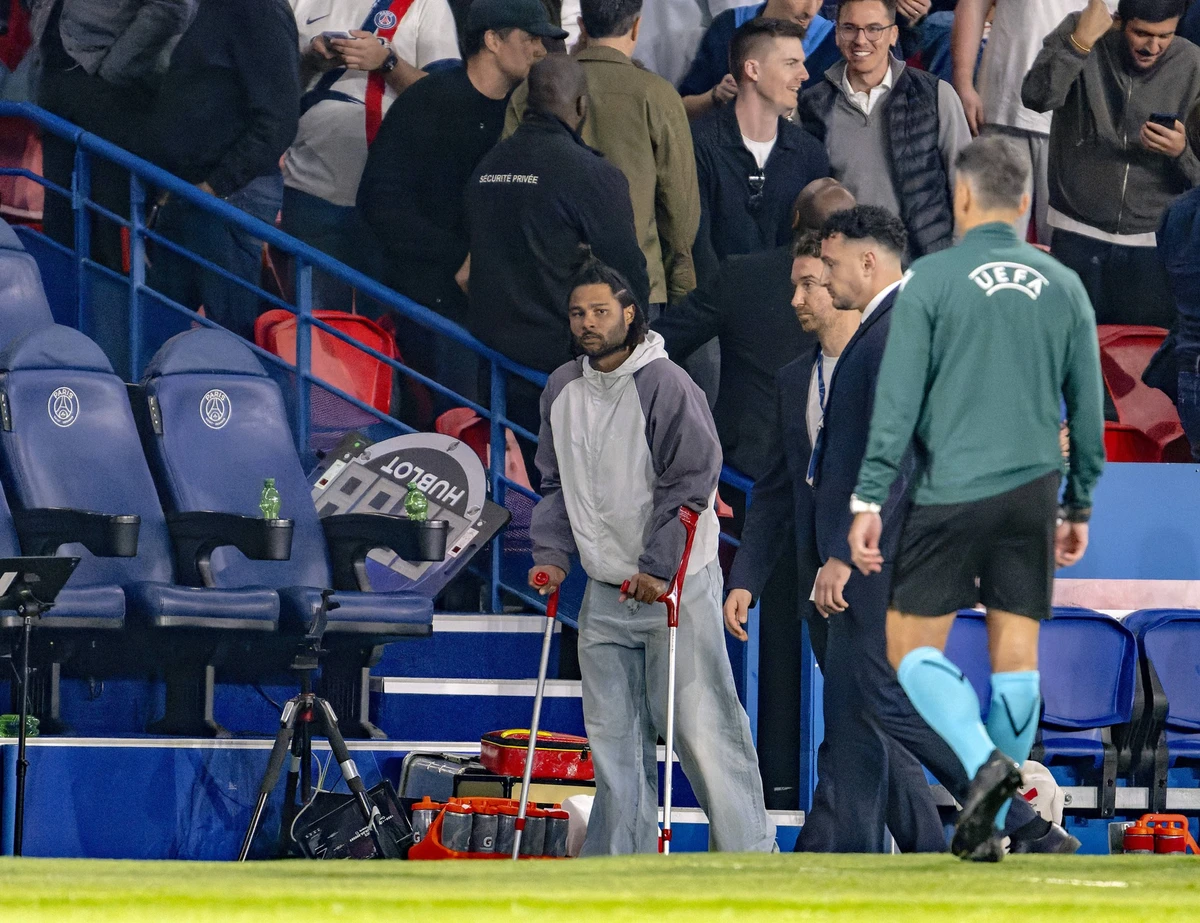 Além de Gnabry, o técnico Vincent Kompany sofreu mais lesões