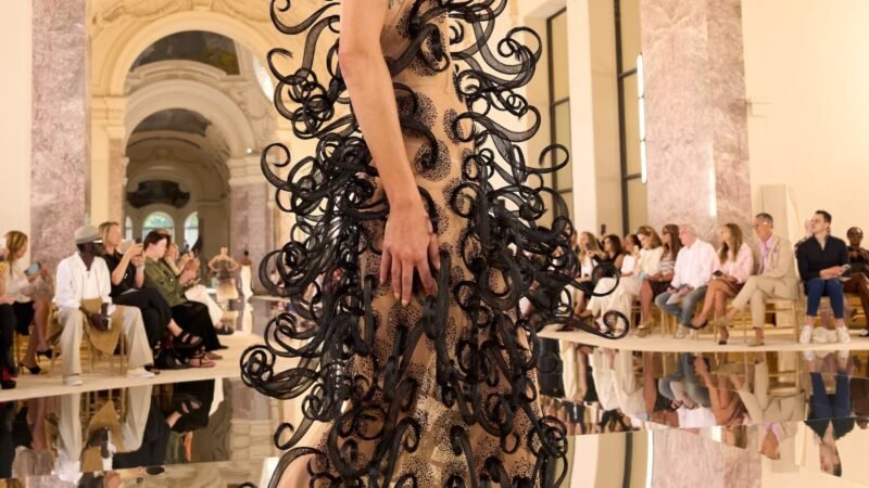 Schiaparelli mantém o poder de sua marca registrada para chocar