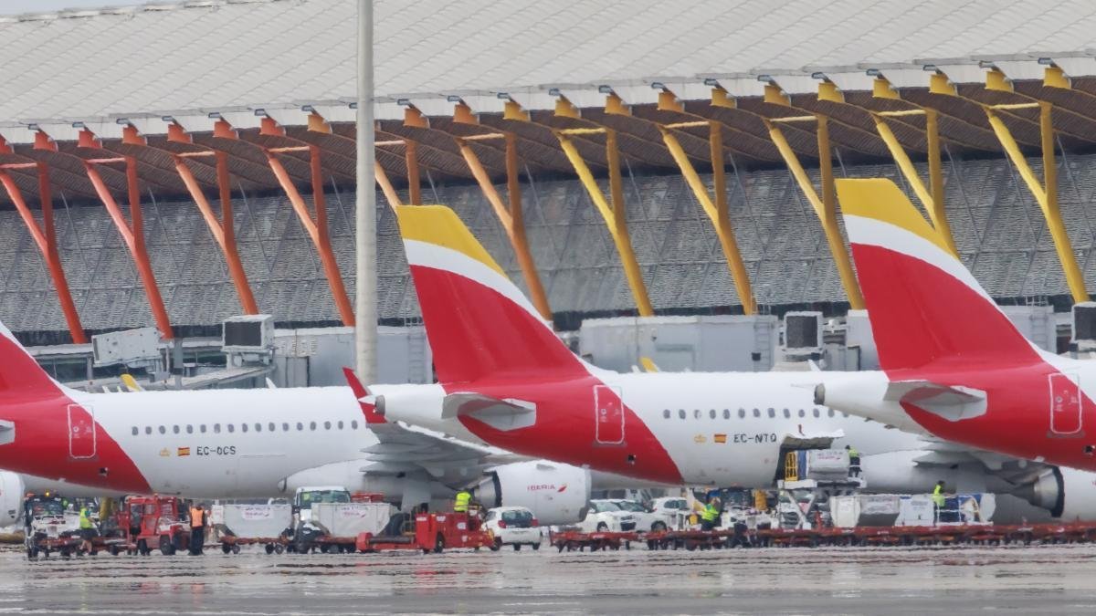 Aena limitará os voos durante os períodos de pico em El Prat e Barajas no verão de 2027 para evitar a saturação.