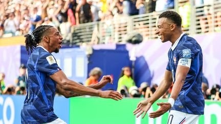 “Ciclone francês”, “masterclass de Mbappé”, “espetáculo de alto nível”… A imprensa estrangeira elogiou o desempenho dos blues contra a Suécia nas oitavas de final da Copa do Mundo.