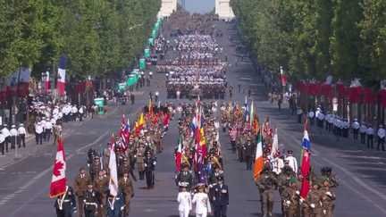 6.700 soldados, aviões, drones, chefes de estado… Emmanuel Macron presenteou-se com um desfile XXL em seu último dia 14 de julho – franceinfo