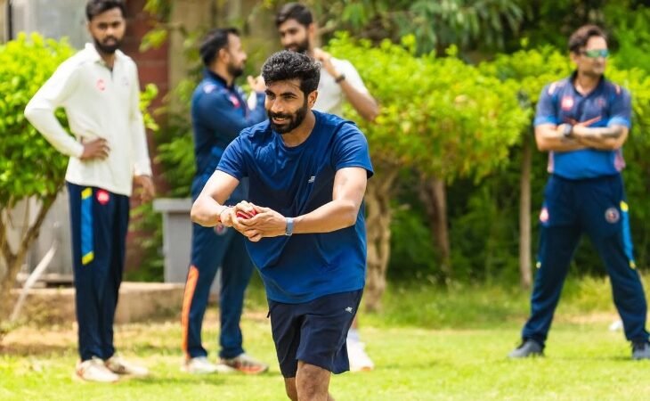 Jasprit Bumrah prática de bola vermelha