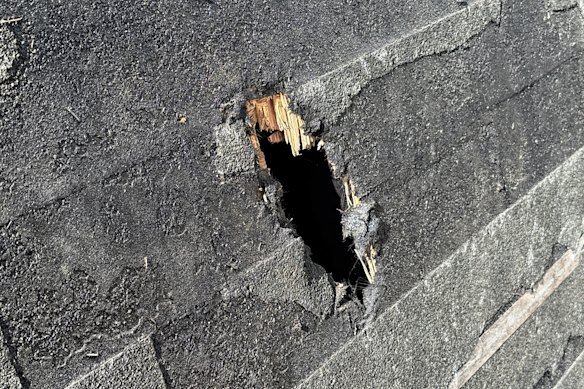 Um meteorito atingindo a casa do casal revela seus segredos