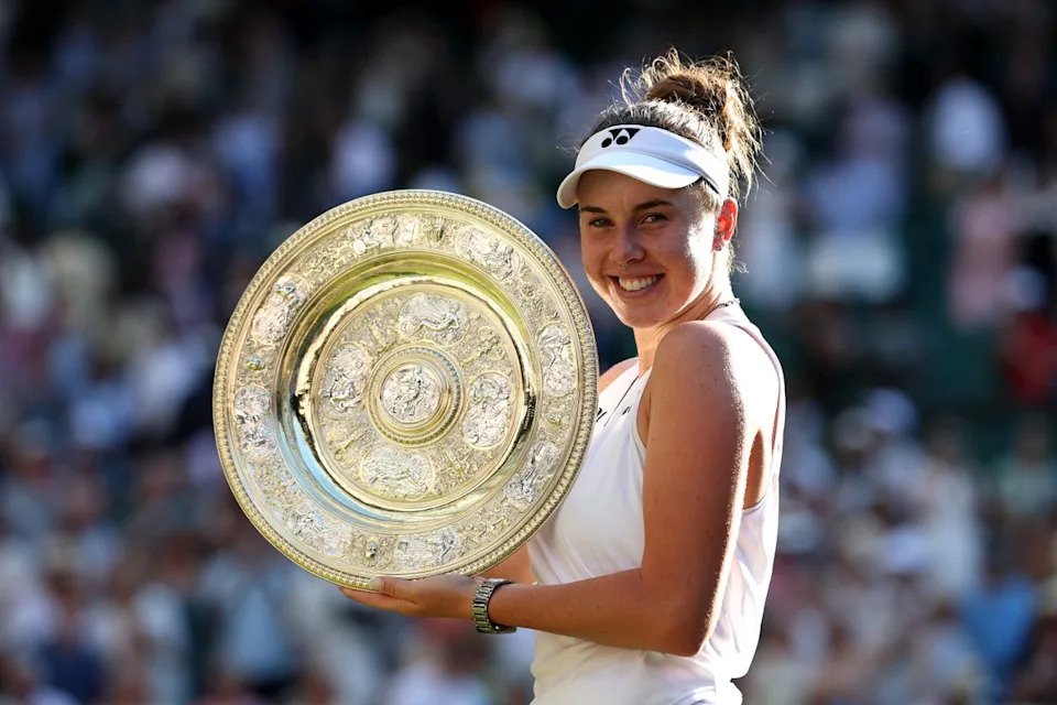Campeã de Wimbledon dedica título à falecida mãe em emocionante discurso de vencedora