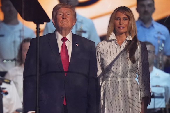 Trump mistura patriotismo com partidarismo durante o “alegre” 250º aniversário da América