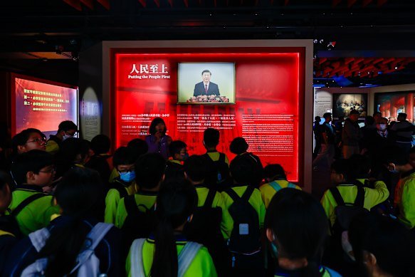 Esses australianos se encontram na “parede de presentes” da exposição do Museu de Hong Kong.