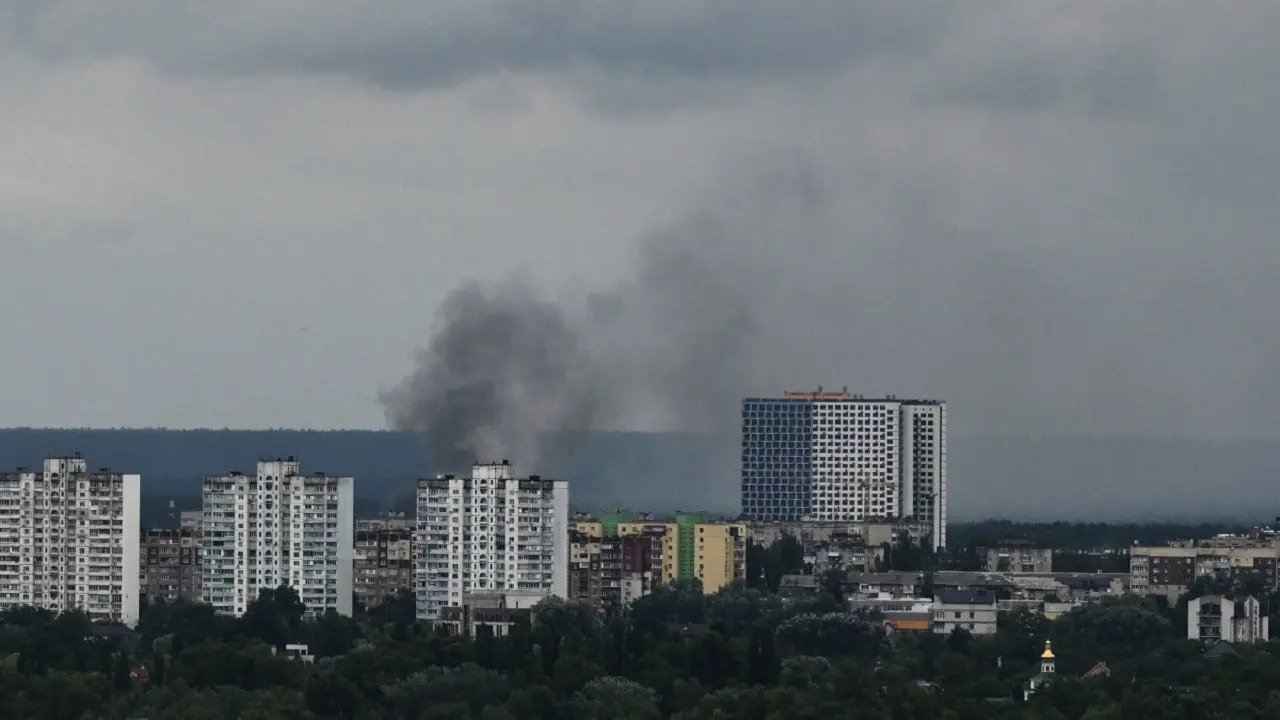 Drones ucranianos atingiram campos de petróleo russos e incendiaram navios-tanque em meio a tensões de guerra
