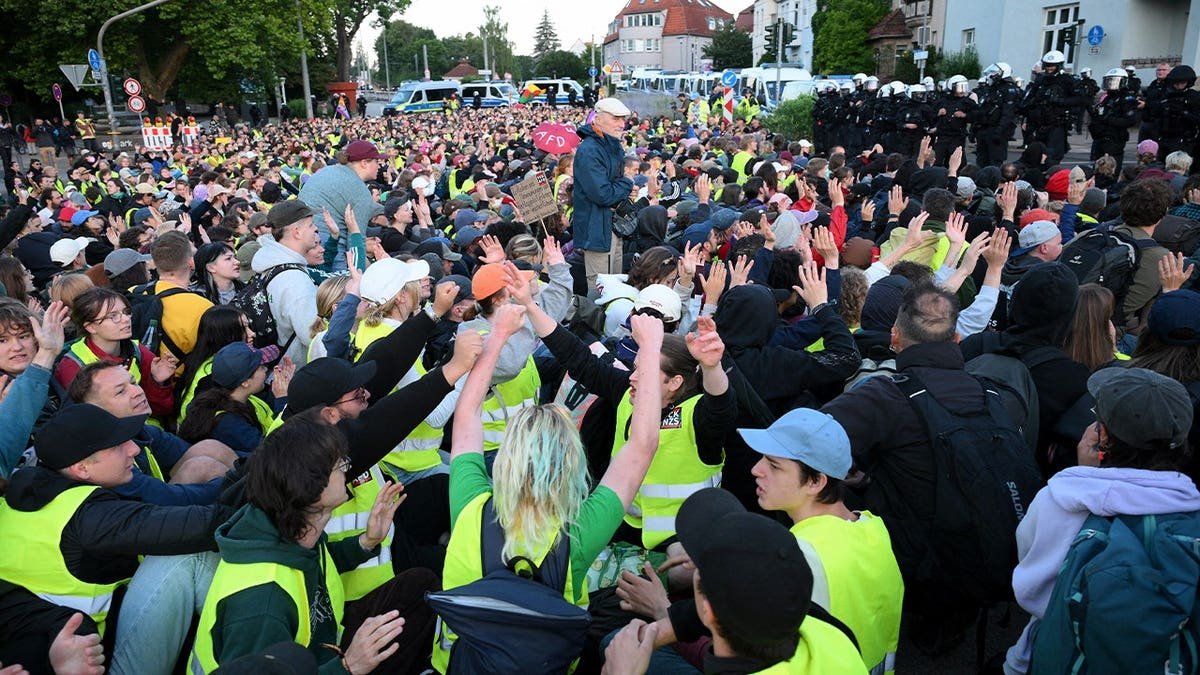 Dez mil protestam contra a conferência da AfD em Erfurt, Alemanha