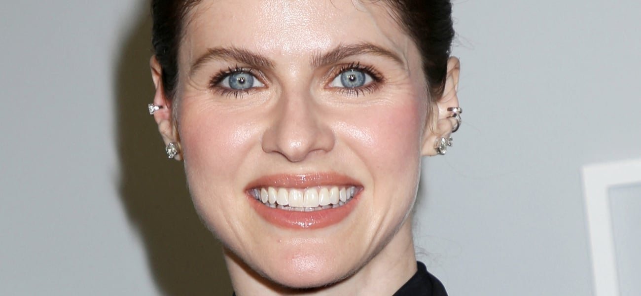 Alexandra Daddario arrasa com um biquíni ‘gostoso’