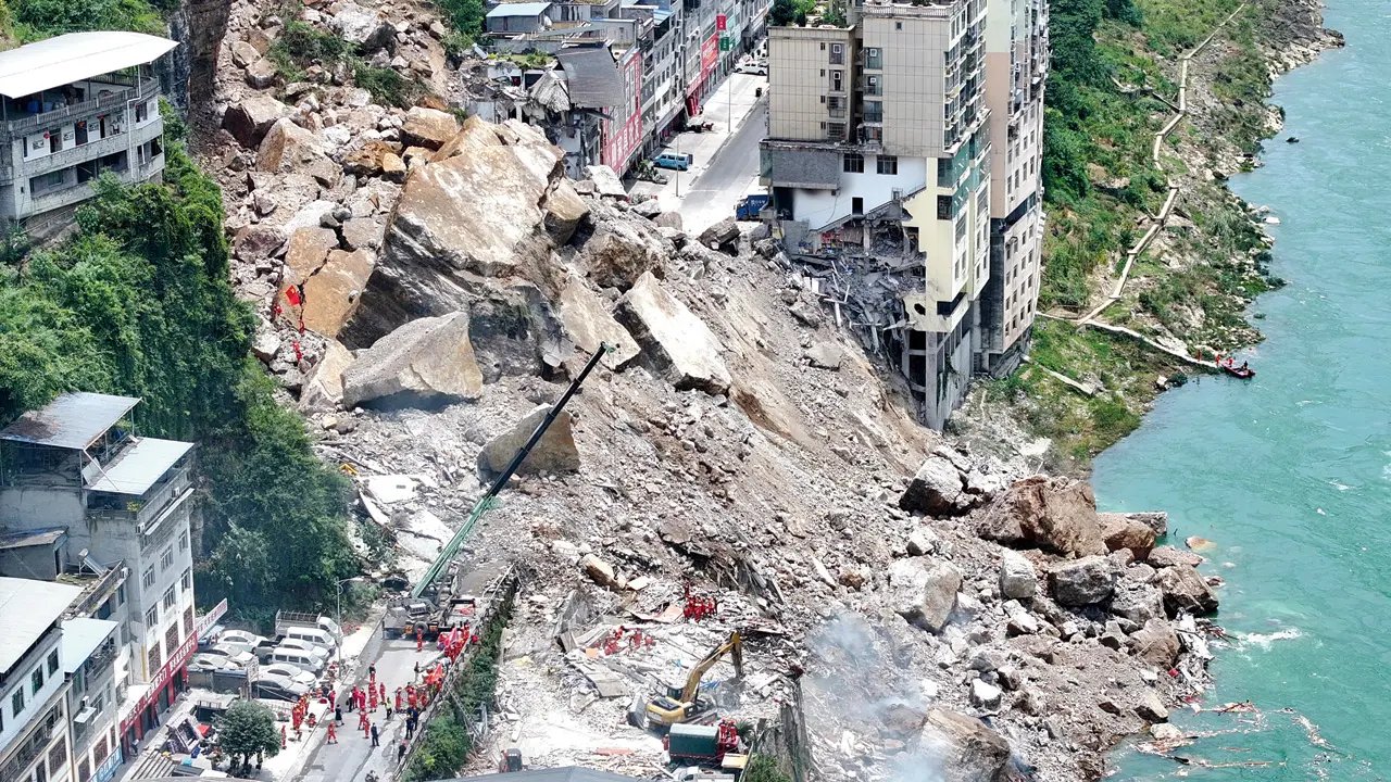 Deslizamento de terras na China enterrou casas em Chongqing; resgate em andamento