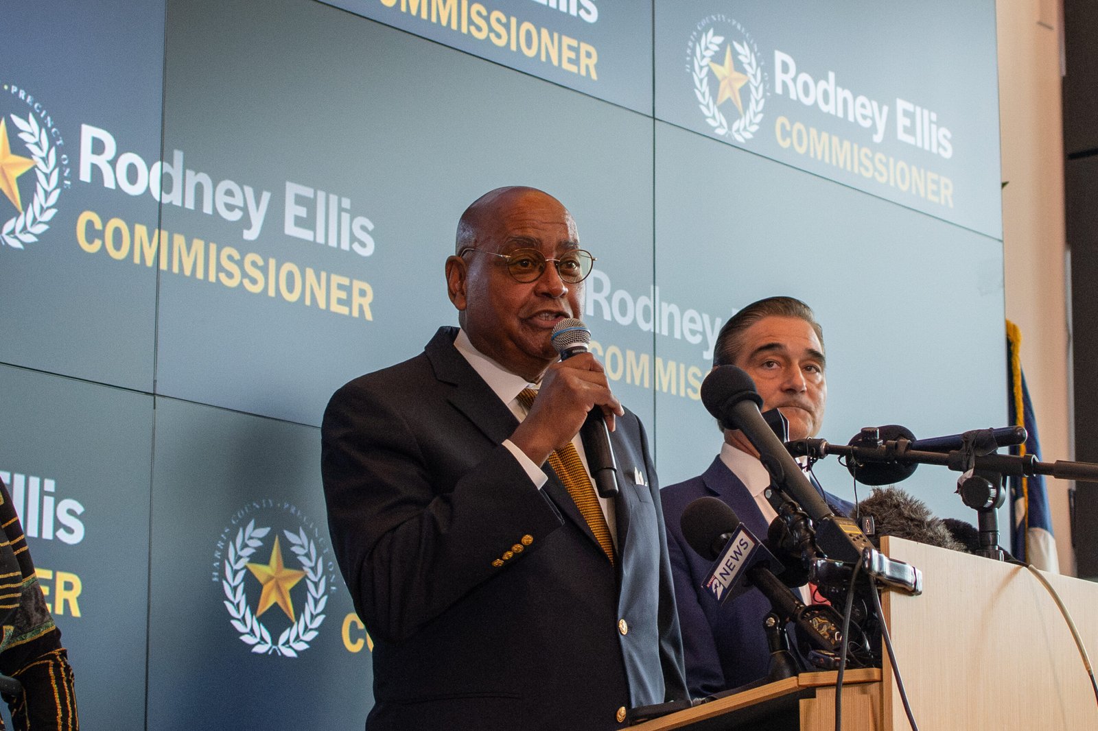 Rodney Ellis diz que o condado de Harris deveria reservar financiamento para investigação local sobre tiroteios fatais no gelo – Houston Public Media