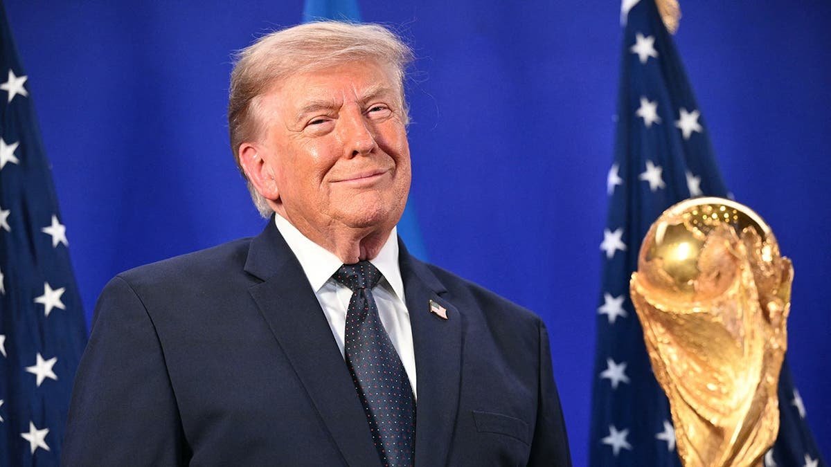 Trump assiste à final da Copa do Mundo com Melania e Infantino na suíte