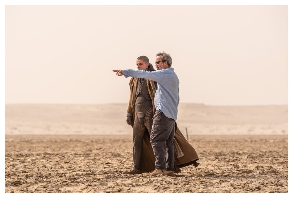 Timothée Chalamet retorna ao deserto de Abu Dhabi em fotos do BTS