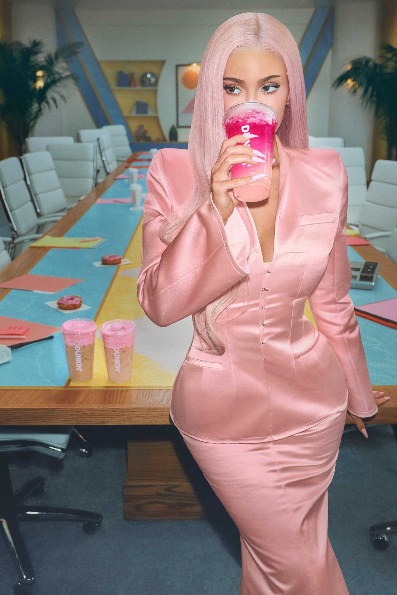 Kylie Jenner revisita a era King Kylie para a Dunkin ‘Collab encharcada de rosa