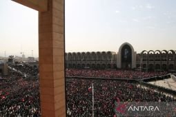 Milhares de pessoas reuniram-se em Teerão para o funeral de Ali Khamenei