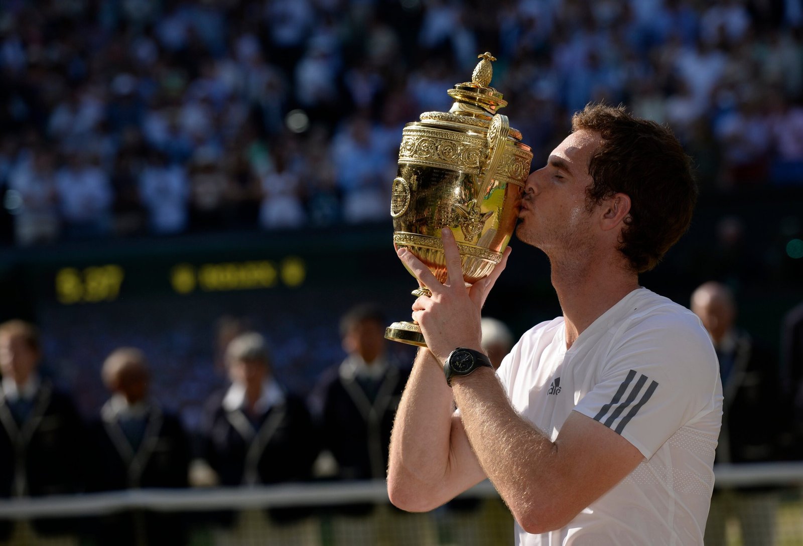 Tim Henman presta homenagem a Andy Castle após seu comentário final em Wimbledon