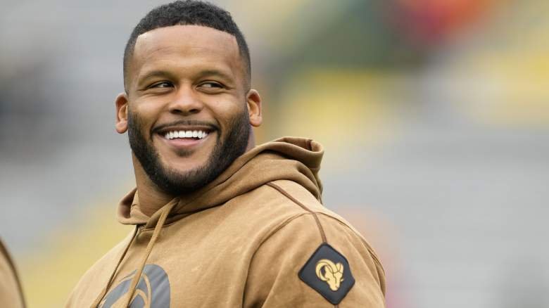 Myles Garrett dos Rams levanta as sobrancelhas com sinal para Aaron Donald