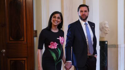 O vice-presidente JD Vance e sua esposa Usha Vance dão as boas-vindas ao bebê nº 4
