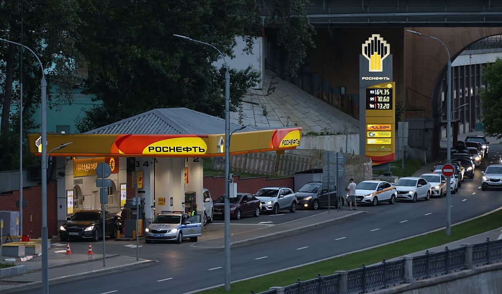 Discussões e brigas eclodiram em postos de gasolina russos