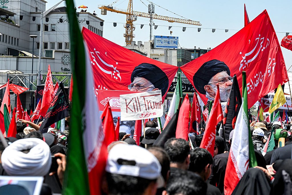 Multidão pede morte de Trump no funeral do aiatolá Khamenei do Irã
