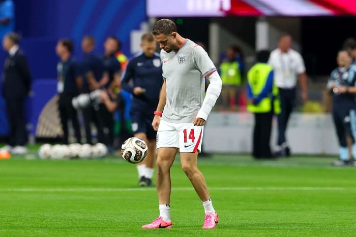 Os torcedores do Brentford não conseguem acreditar na homenagem a Jordan Henderson depois que ele foi excluído da Copa do Mundo da FIFA.
