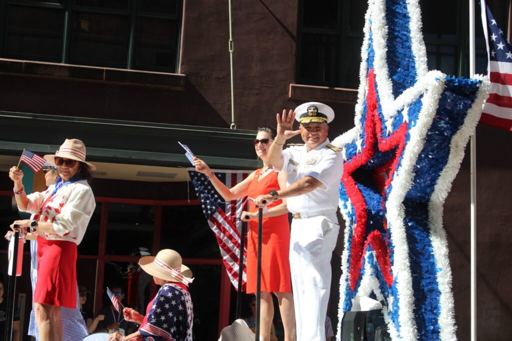 Milhares enfrentam o calor do Texas no Desfile do Dia da Independência das Estrelas e Listras de San Antonio