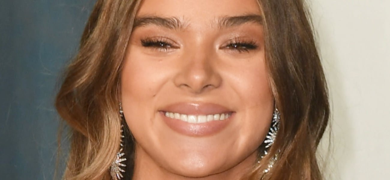 Hailee Steinfeld se aquece ao sol com um biquíni vermelho ’10/10′
