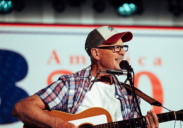 O hino de cidade pequena dos compositores de sucesso Billy Montana e David Toliver, “Sounds Like America”, captura sua imagem para o 250.