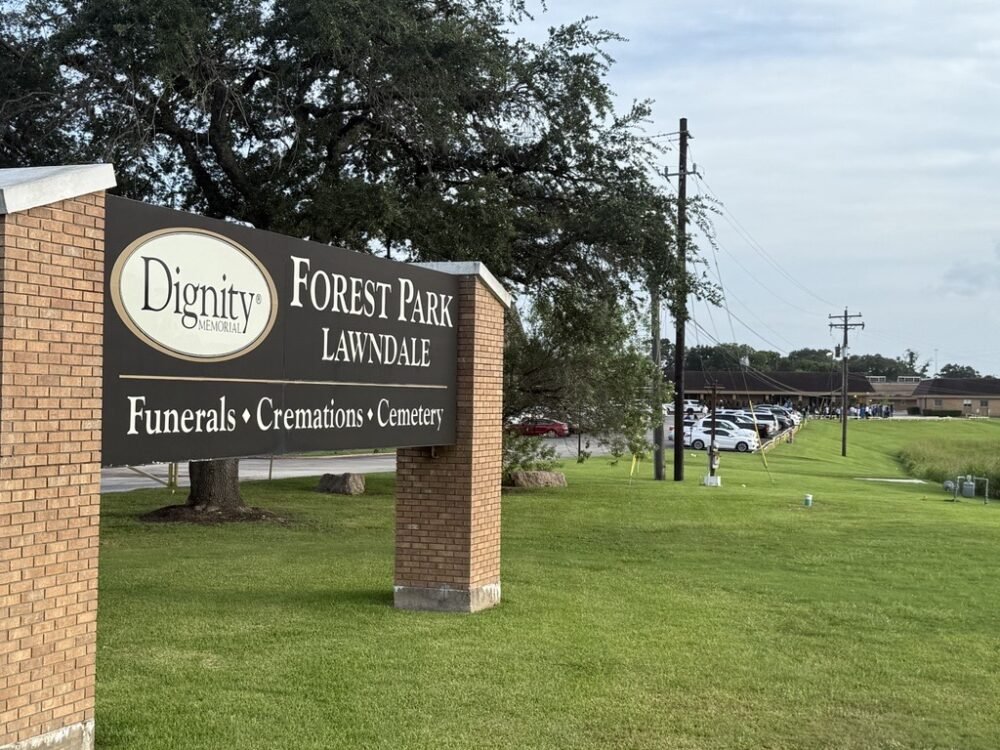Moradores de Houston se lembram de Lorenzo Salgado Araujo no funeral, dias após o tiroteio no gelo – Houston Public Media