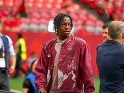 Aston Villa contratou Johan Manzambi do Newcastle para o SC Freiburg