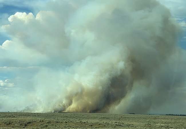 A linha de fogo mantém fogo em 1.579 acres enquanto as equipes pressionam pela contenção total