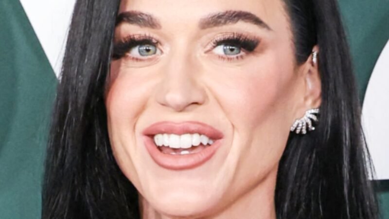 Katy Perry dá tudo de si de biquíni com sorvete
