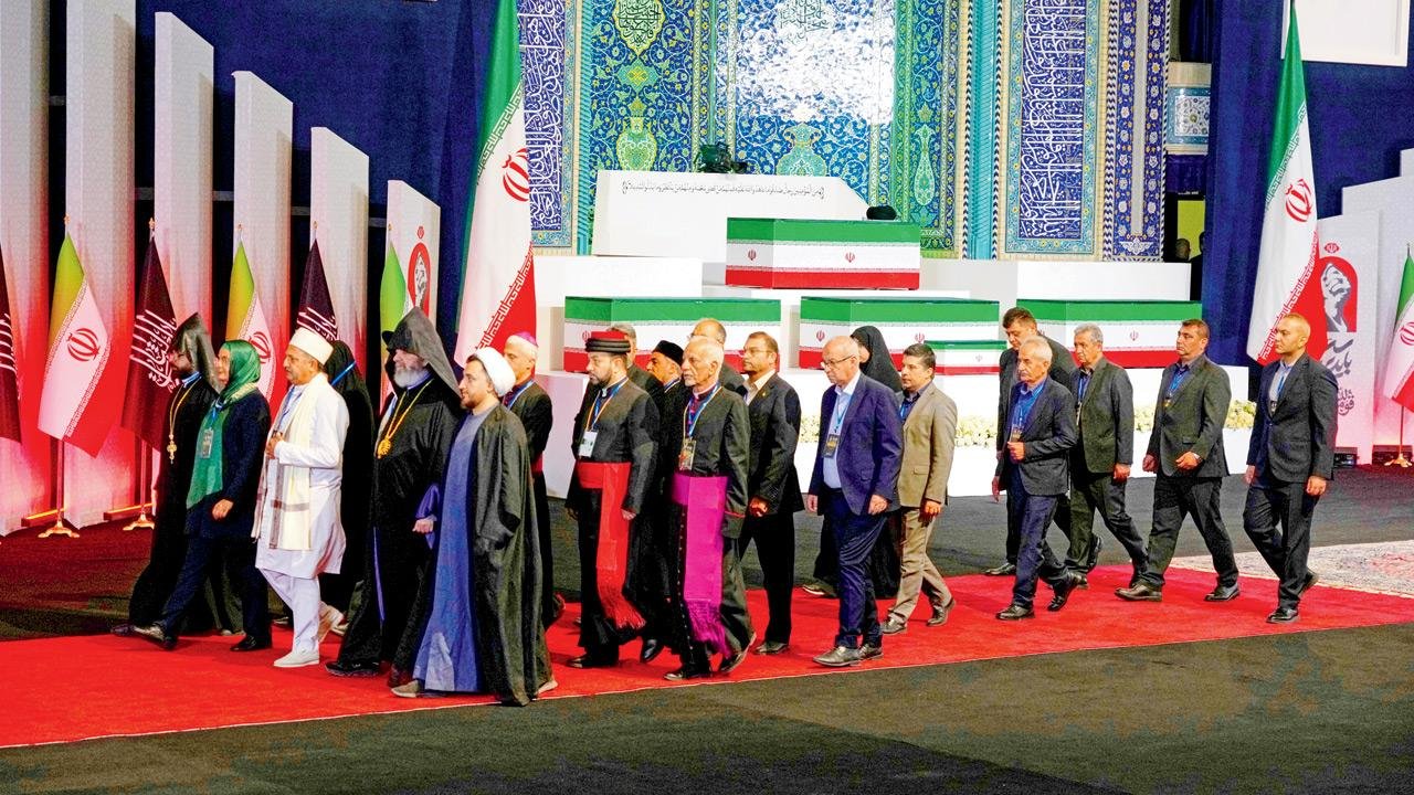 O Irã se prepara para o funeral do líder supremo, aiatolá Ali Khamenei, em Teerã