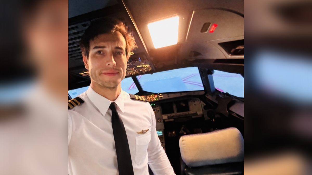 Um instrutor de vôo argentino salta em um Cessna, claramente um avião estudantil