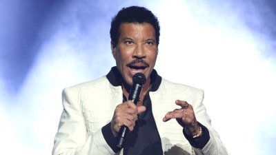 Lionel Richie compartilha atualização de saúde após shows adiados