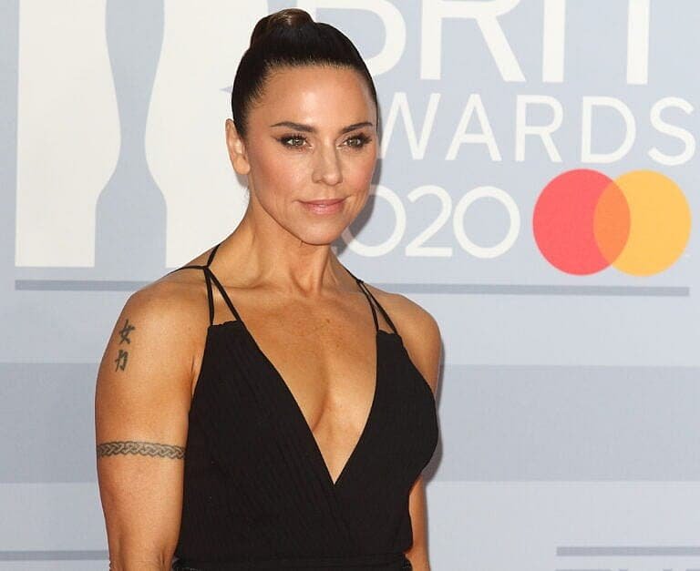 Mel C diz ‘sim’ com vestido Victoria Beckham
