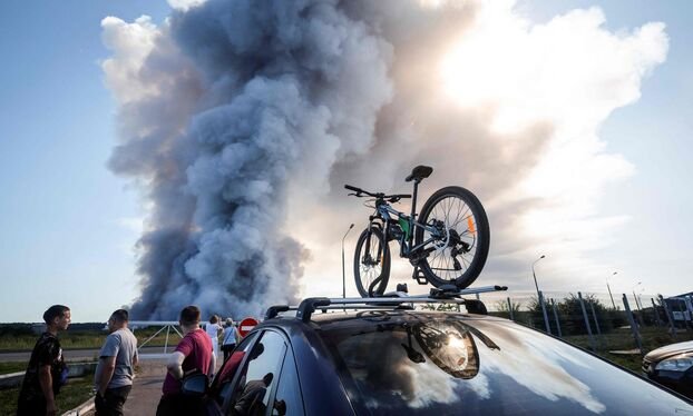 Chamas gigantes e fumaça preta: imagens de centro logístico e base petrolífera perto de Moscou alvo de drones ucranianos